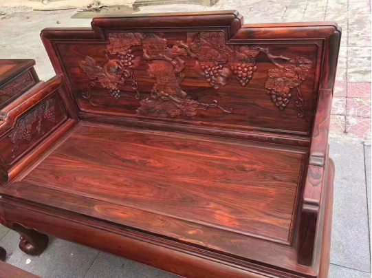 大紅酸枝家具價格貴不貴，二手家具值錢嗎？